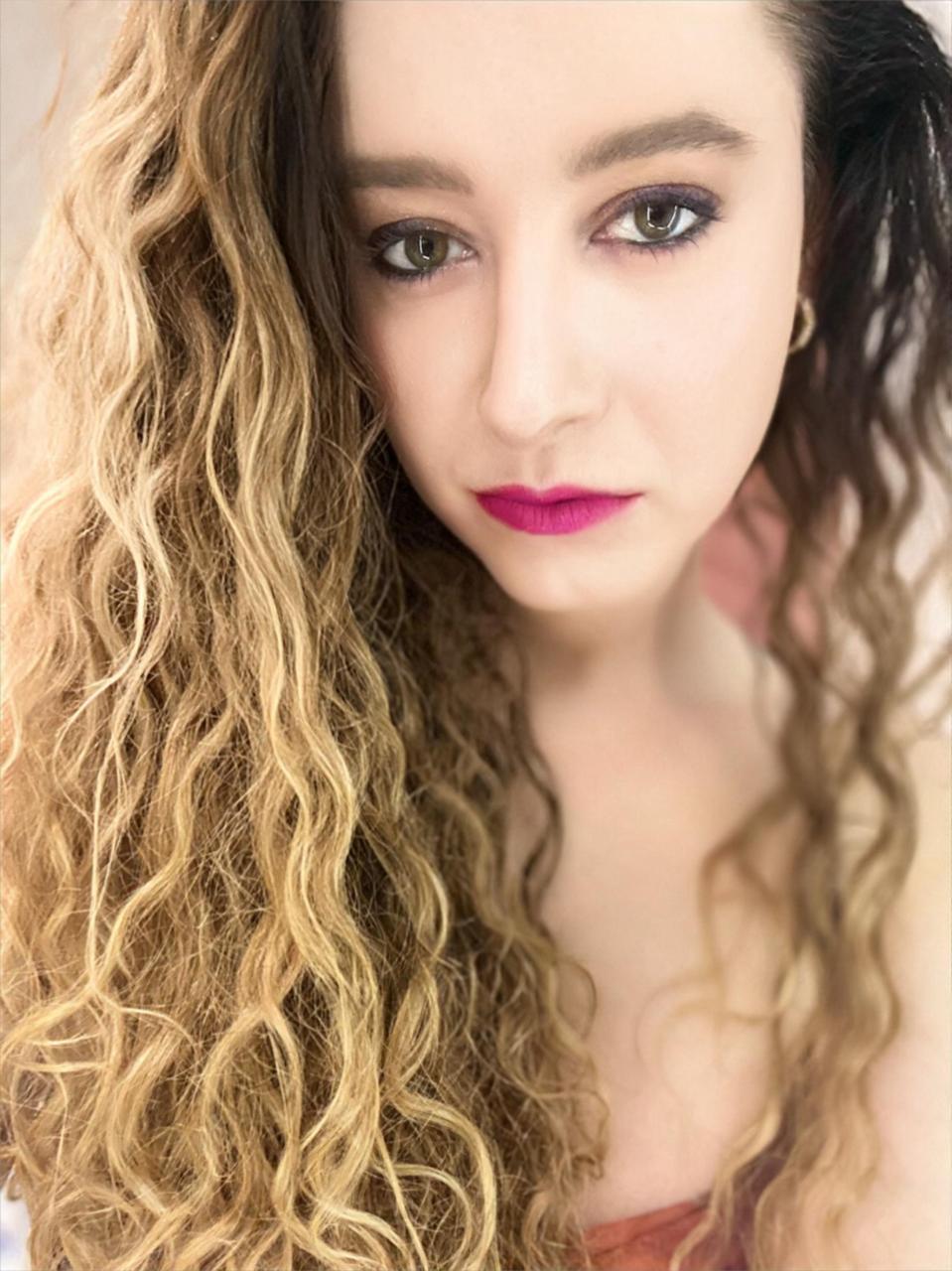 Willa Maya Canhas — Magenta · Olhar